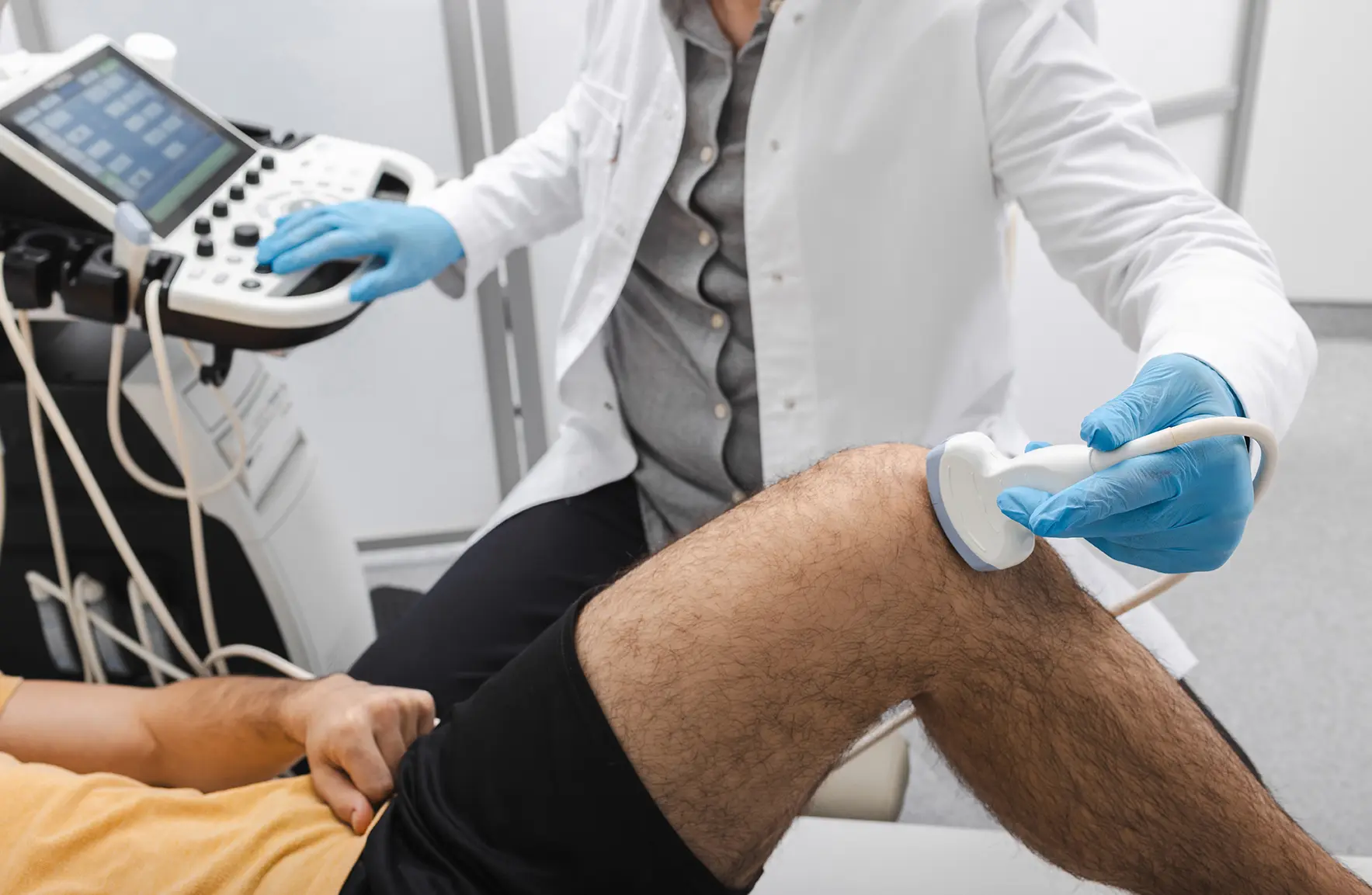 A doctor diagnosing the cause of a patient's knee pain